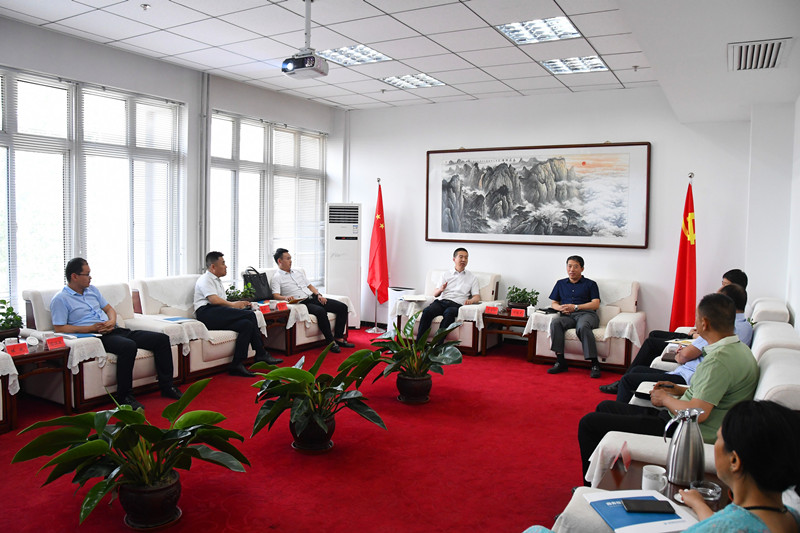 珠海欧粤新能源控股集团考察组来清徐开发区考察洽谈(图2) 珠海欧粤新能源控股集团考察组来清徐开发区考察洽谈(图2)