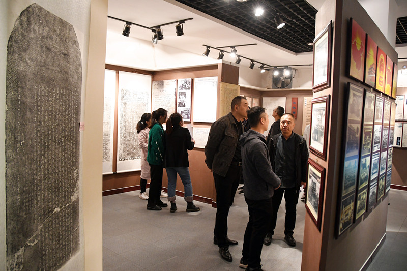 清徐经济开发区机关党支部举行“三重温不忘初心、学四史牢记使命”主题党日活动(图1)