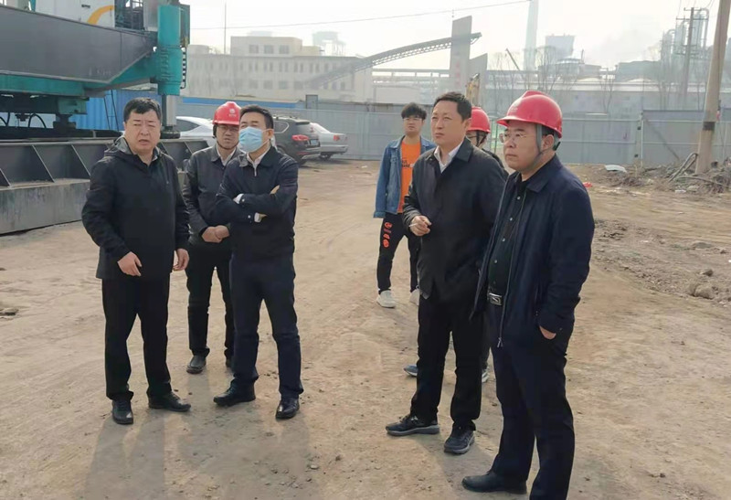 王国庆实地调研柴家寨220kV输变电项目(图1)