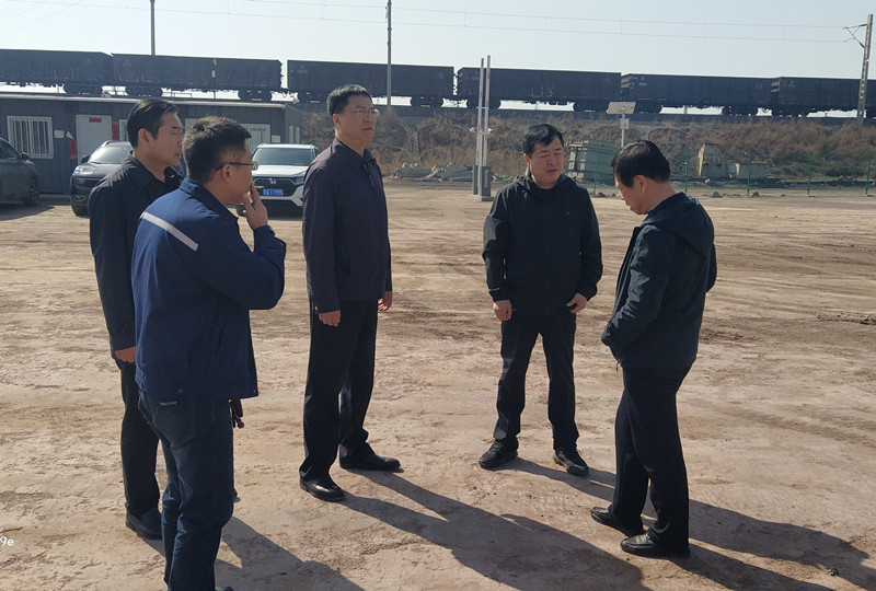 王国庆实地调研“公转铁”项目(图1) 王国庆实地调研“公转铁”项目(图1)