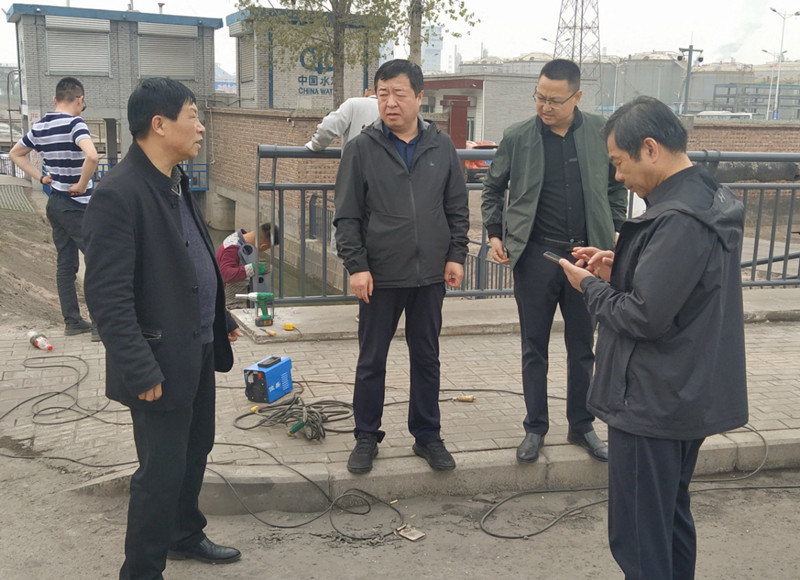 王国庆赴清泉南路对道路清洁等工作实地督促指导(图1)