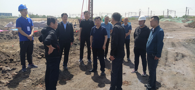 【我为企业办实事】岳兔立、王国庆赴220kV变电站工程项目现场办公(图2)