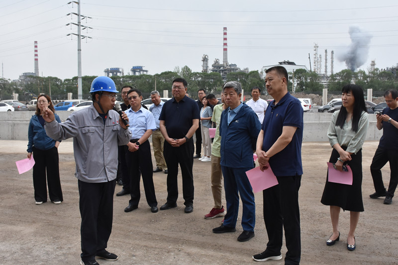 省人大环资委调研组调研泓博污水处理厂(图1)