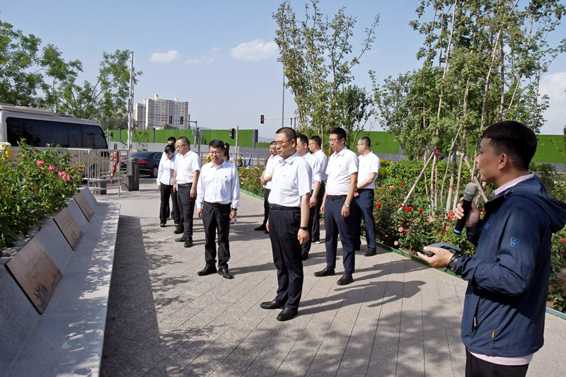 清徐经济开发区机关党支部开展庆祝建党100周年重温入党誓词活动(图1)