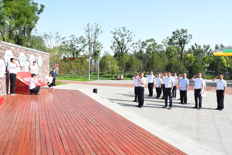 清徐经济开发区机关党支部开展庆祝建党100周年重温入党誓词活动(图2)