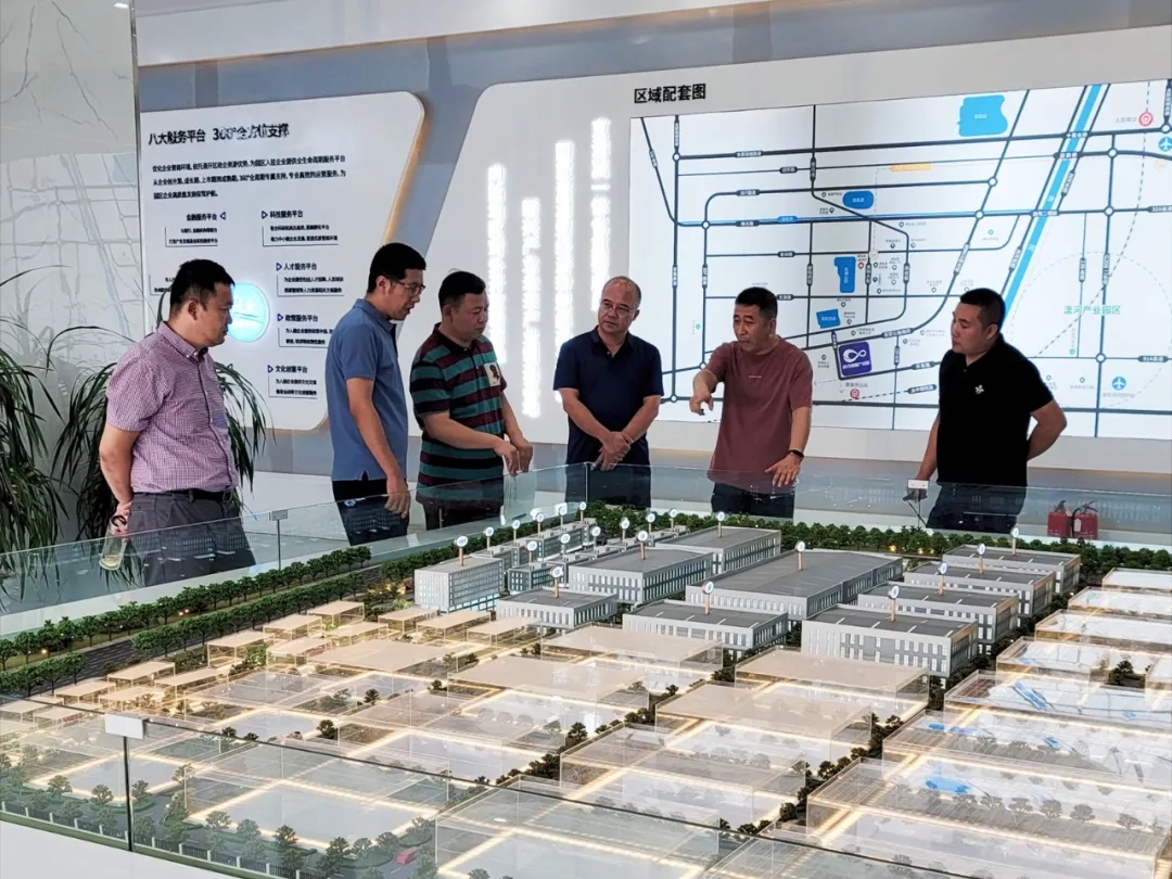 徐工科技有限公司总经理谭万章带队考察清徐经济开发区标准化厂房(图1)