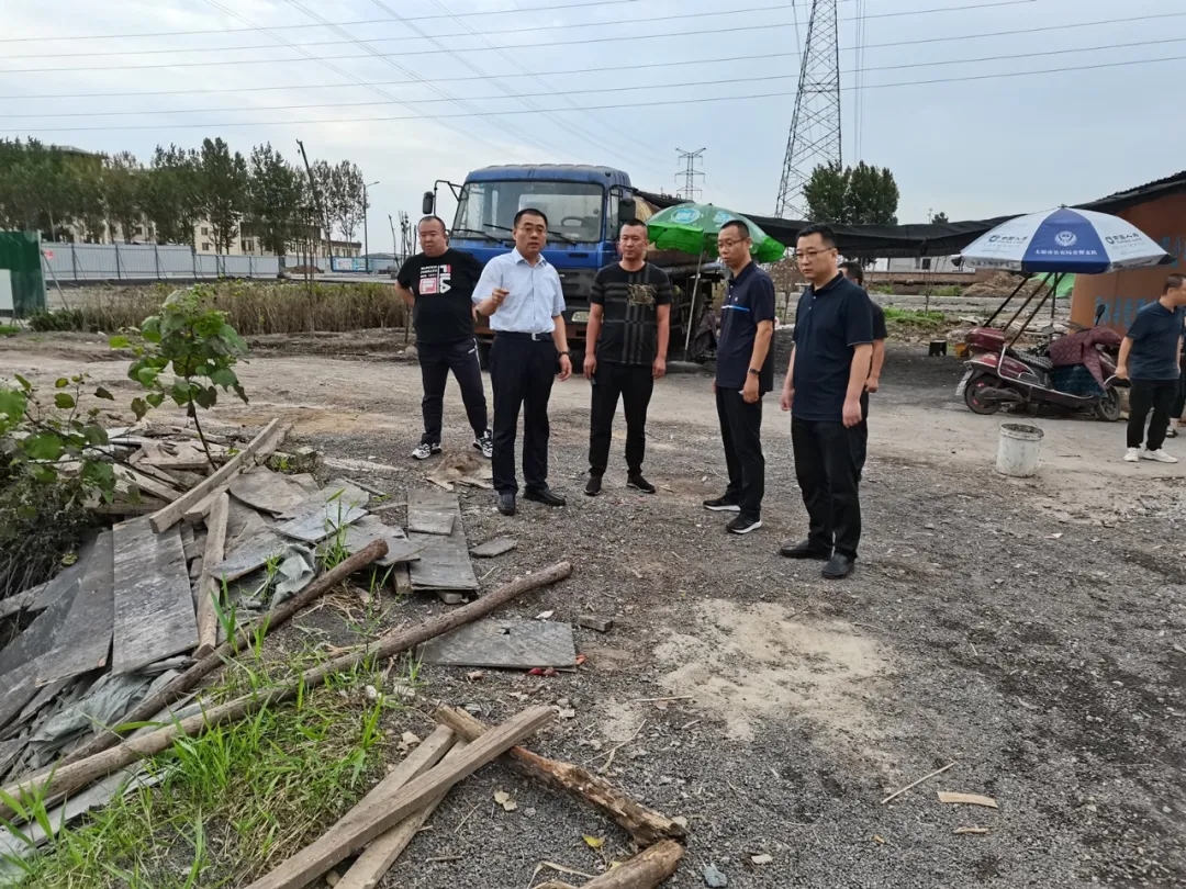 陈晓勇赴清泉南路就道路沿线环境卫生整治进行现场办公(图2)