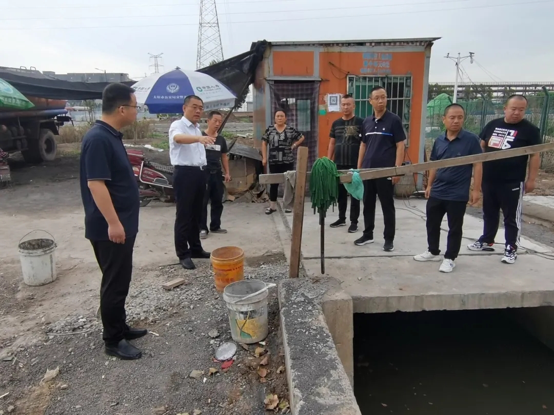 陈晓勇赴清泉南路就道路沿线环境卫生整治进行现场办公(图3)