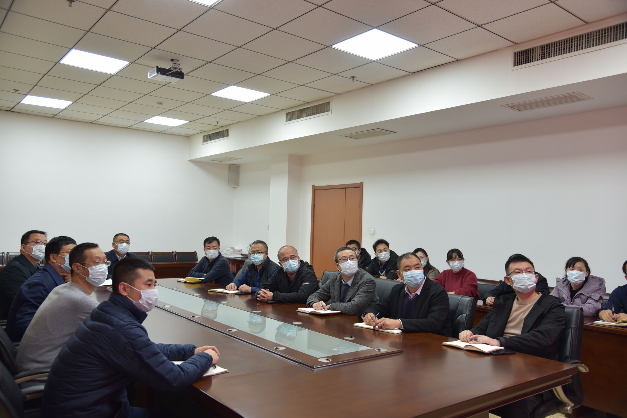 清徐经济开发区党员干部集中收听收看党的十九届六中全会精神新闻发布会(图2)