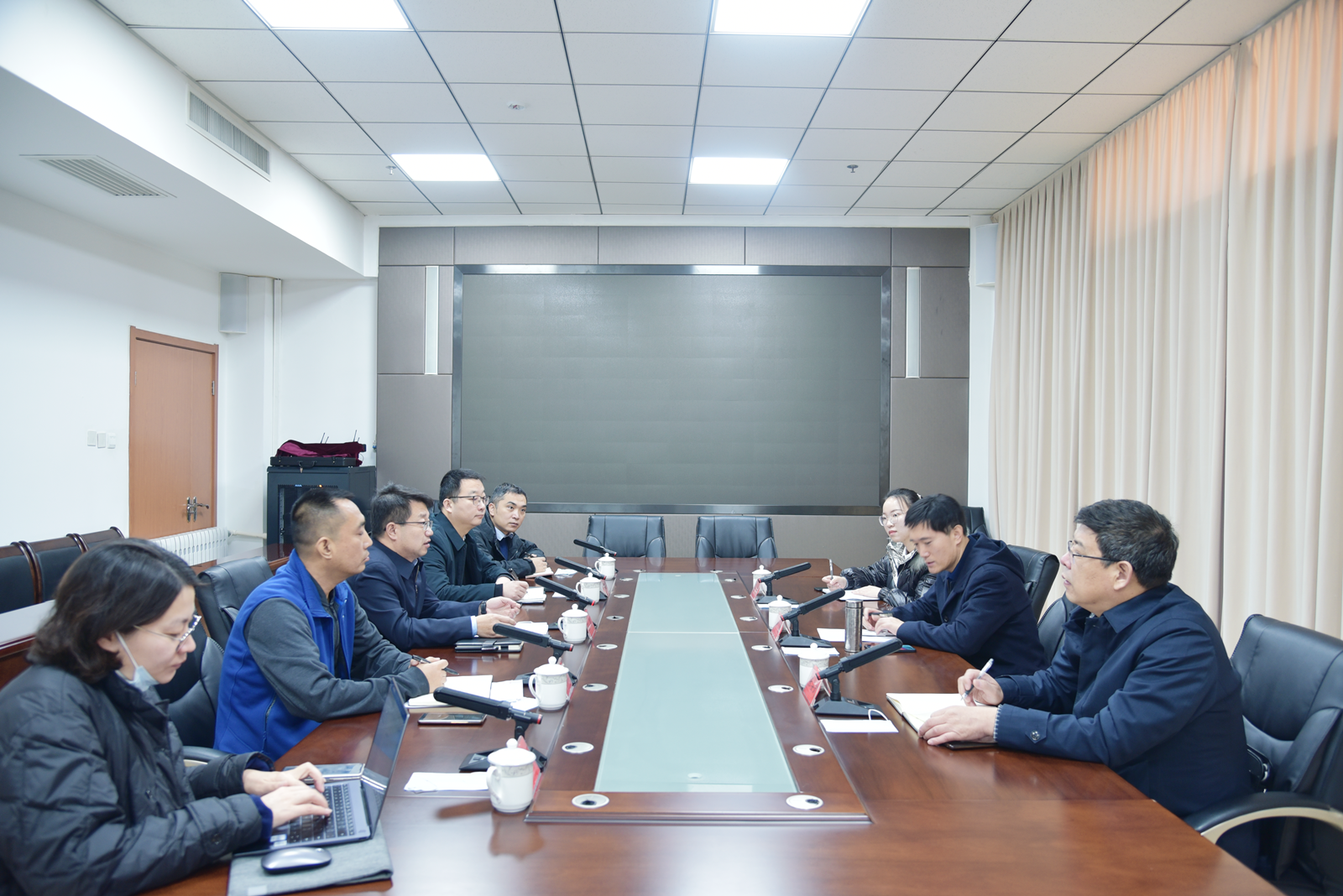 太原市行政审批局副局长尹强带队赴清徐经济开发区调研(图1)