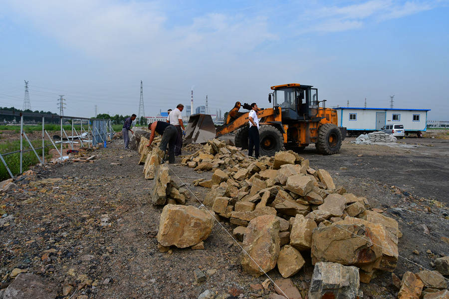 开发区深入施工现场 督促“六个百分百”执行情况(图2)