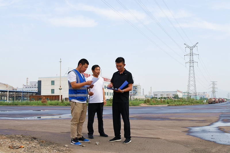 开发区深入施工现场 督促“六个百分百”执行情况(图1)